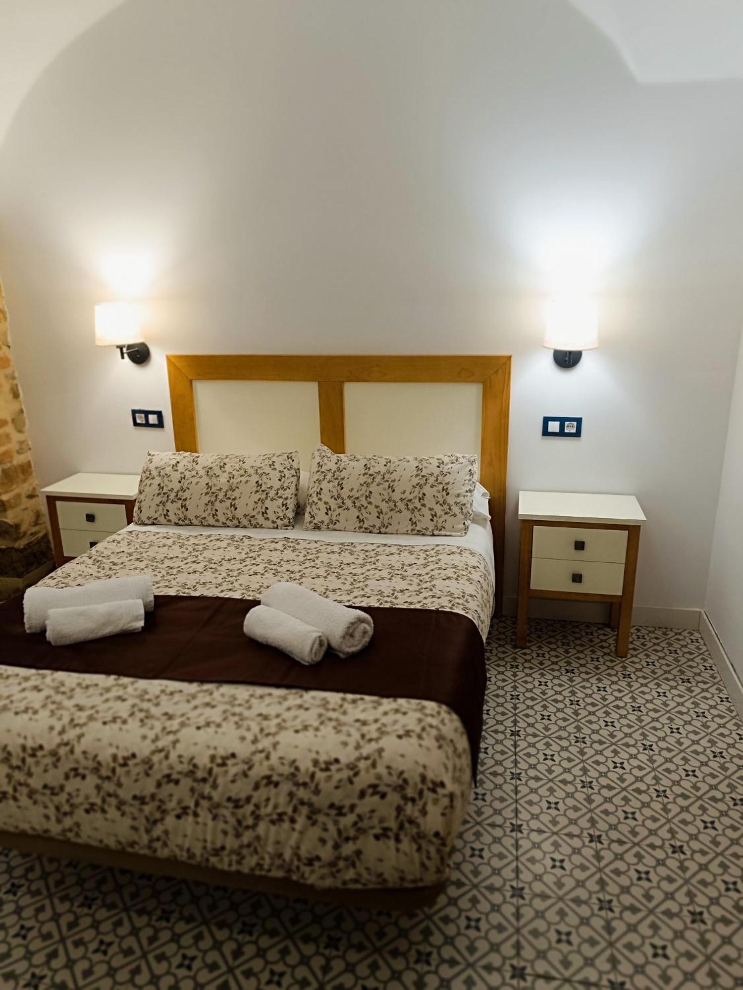 Al-Qazeres Suites Caces Buitenkant foto