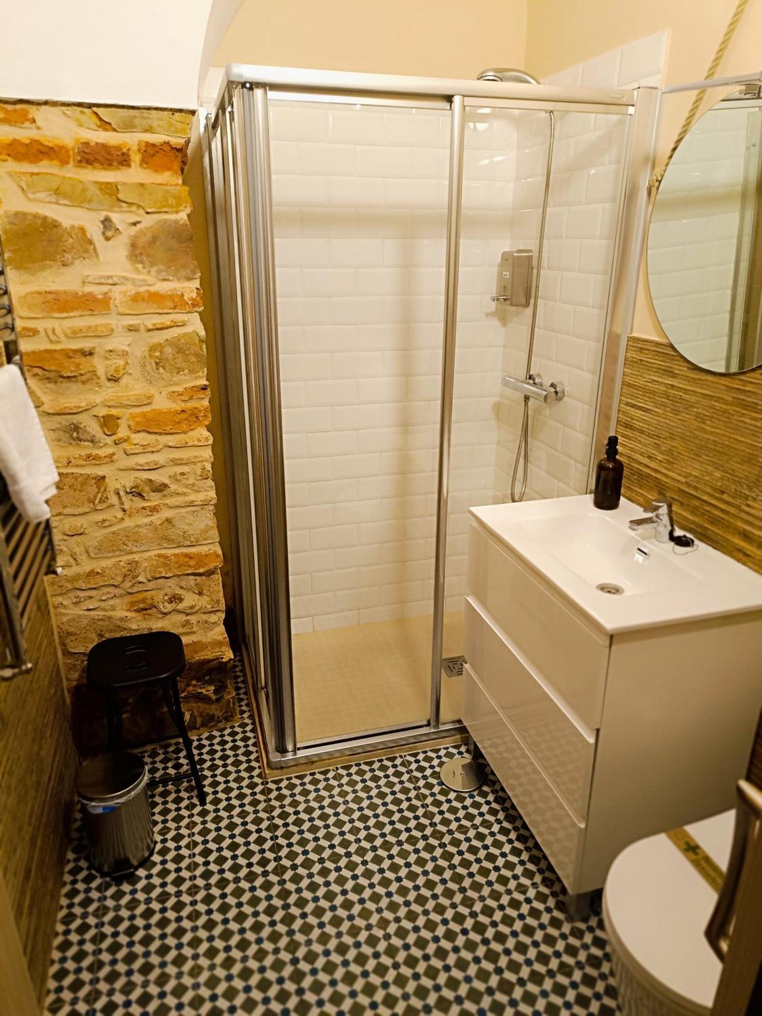 Al-Qazeres Suites Caces Buitenkant foto