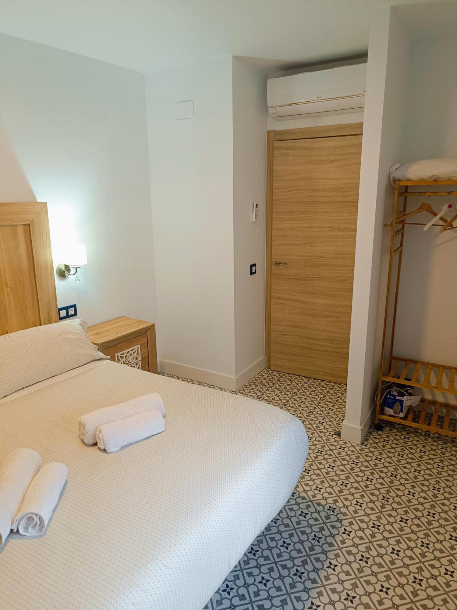 Al-Qazeres Suites Caces Buitenkant foto