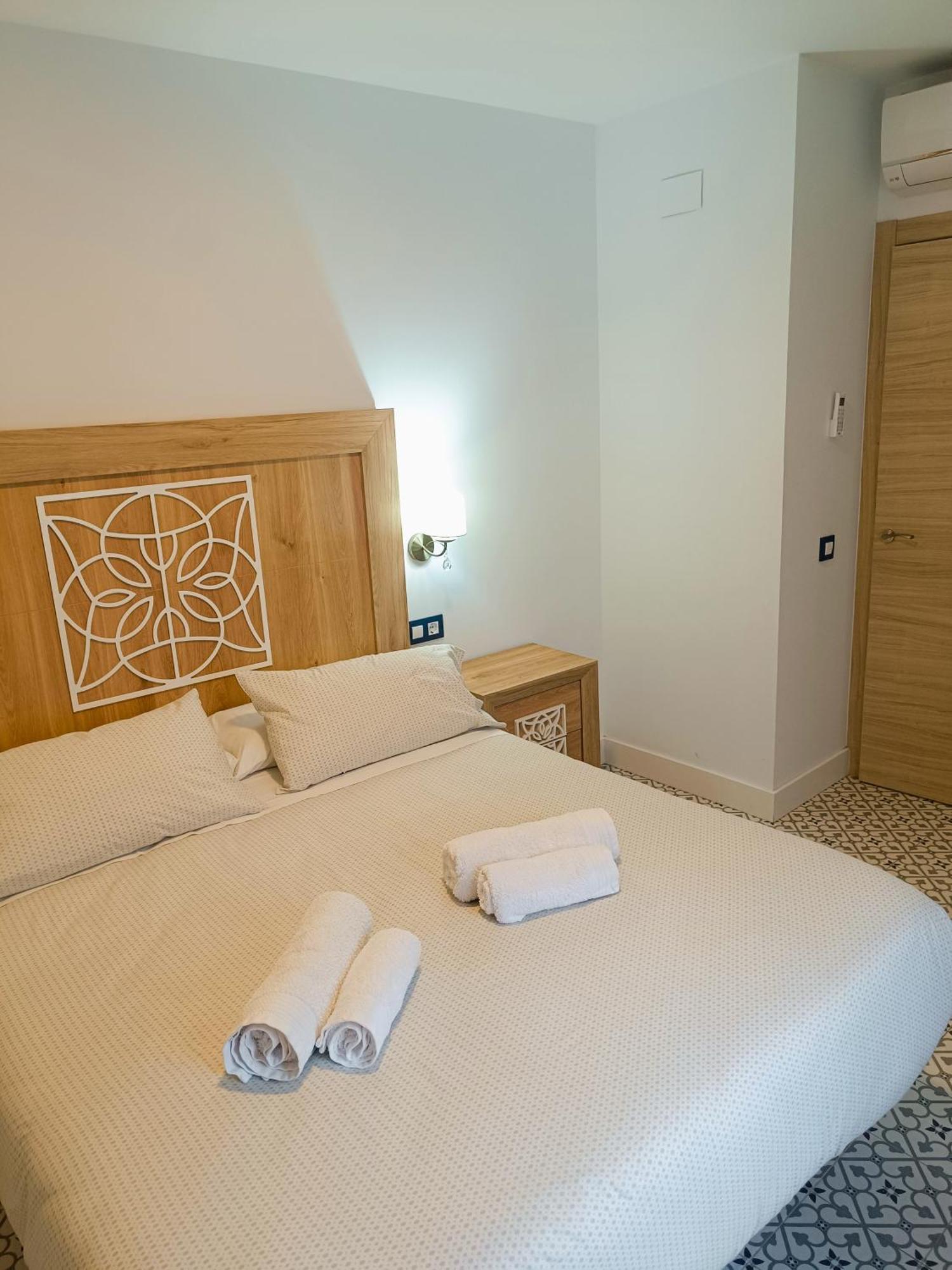 Al-Qazeres Suites Caces Buitenkant foto