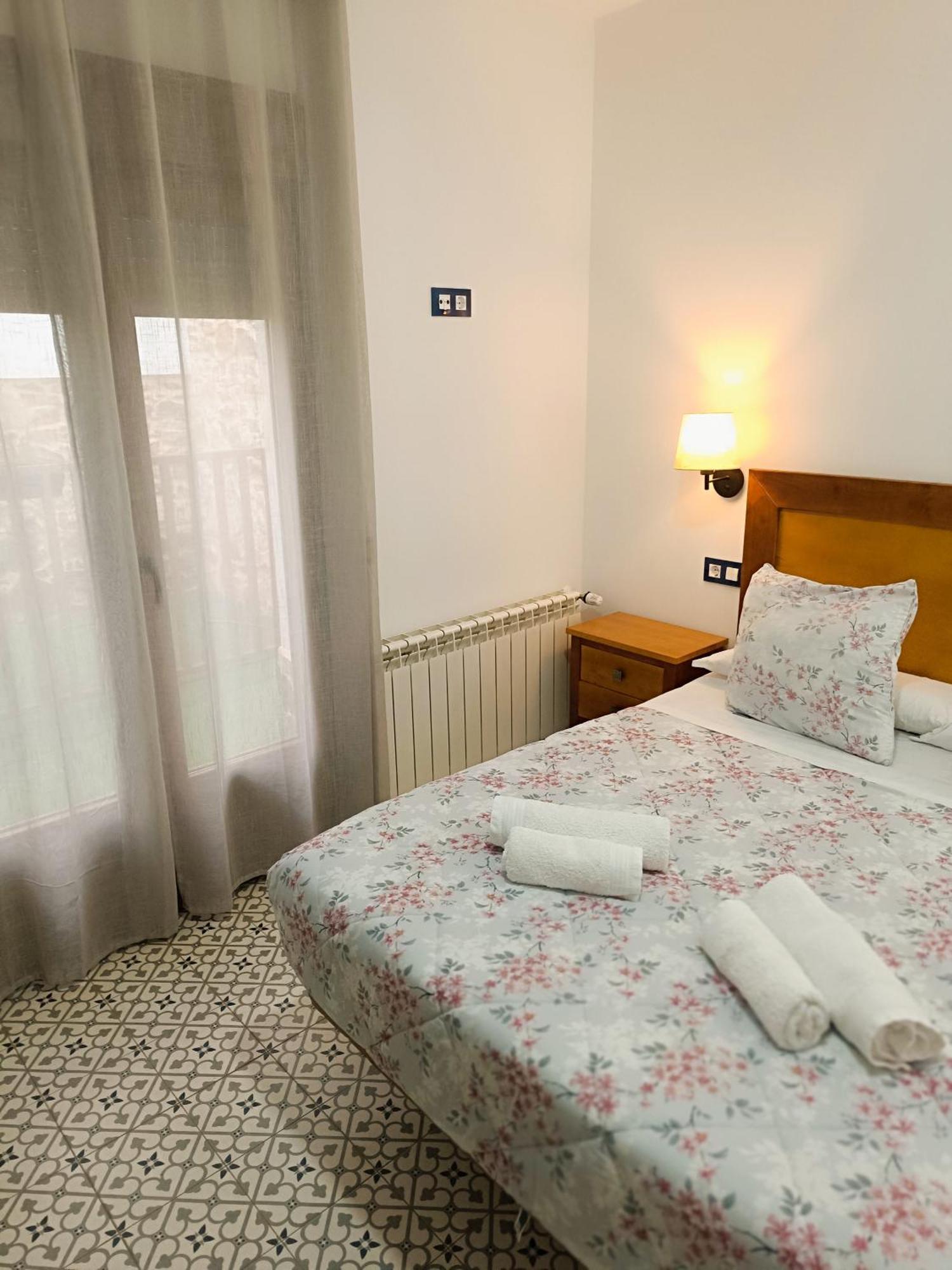 Al-Qazeres Suites Caces Buitenkant foto