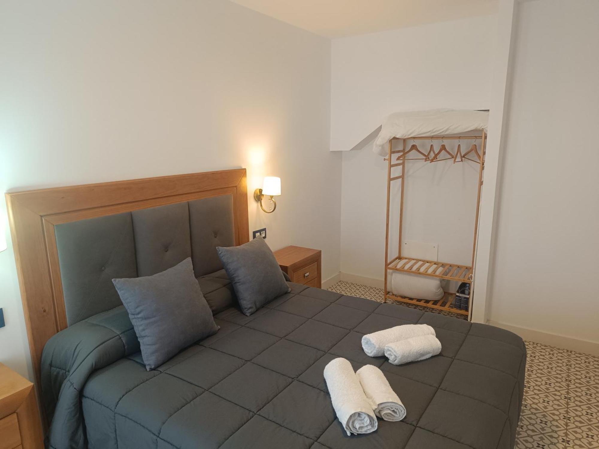 Al-Qazeres Suites Caces Buitenkant foto